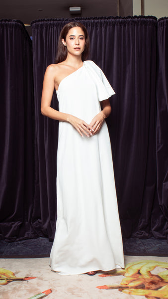 Oversized Pleated One-Sided Sleeve Long Dress - White Crepe
