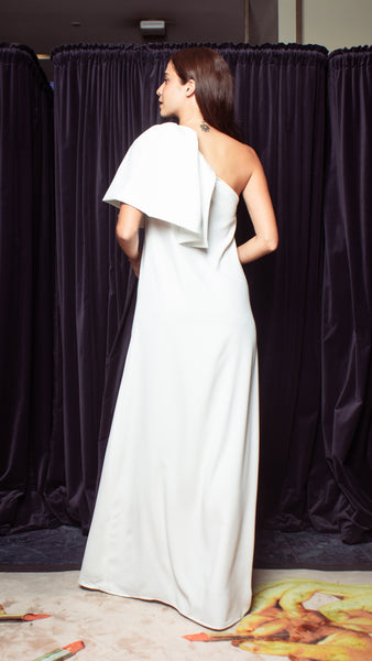 Oversized Pleated One-Sided Sleeve Long Dress - White Crepe